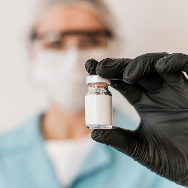 Femme médecin défocalisée avec vaccin