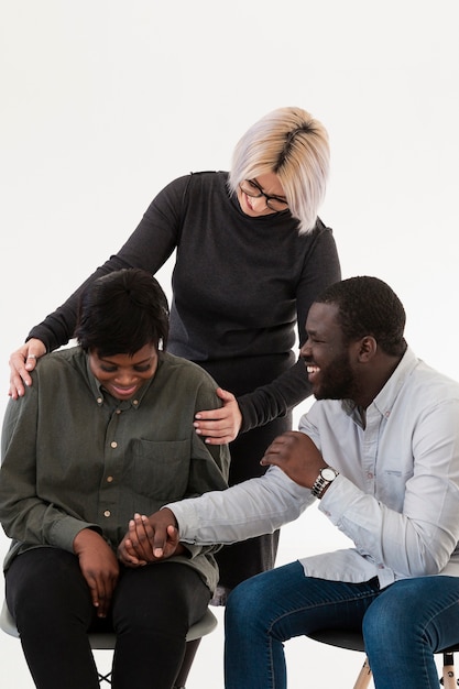 Femme médecin essayant de consoler la patiente