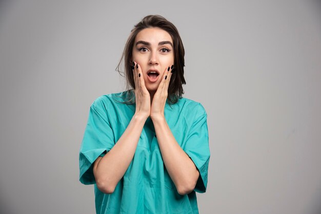 Une femme médecin a été choquée par les détails de l'opération. Photo de haute qualité