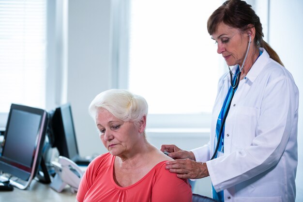 Femme médecin d&#39;examiner un patient