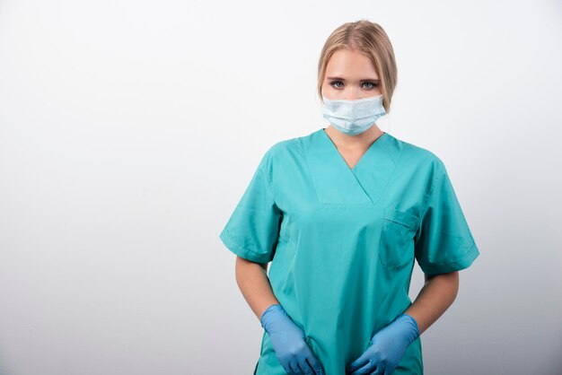 Femme médecin avec des gants en latex et un masque médical. Photo de haute qualité