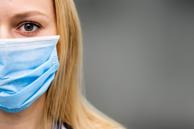 Femme médecin à l'hôpital avec masque