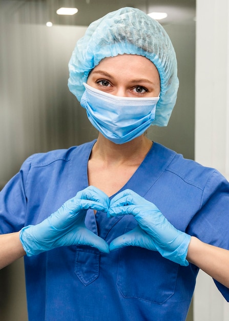 Femme médecin à l'hôpital avec masque