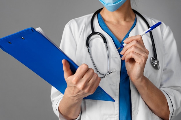 Femme médecin à l'hôpital portant un masque