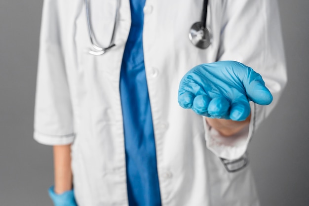 Photo gratuite femme médecin à l'hôpital portant un masque