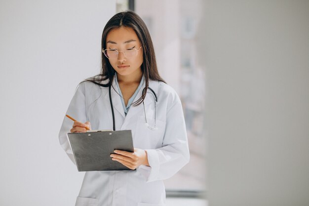 Femme médecin à l'hôpital prenant des notes