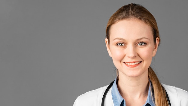 Femme médecin à l'hôpital avec stéthoscope