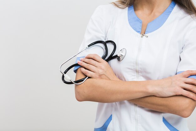 Femme médecin mains tenant un stéthoscope