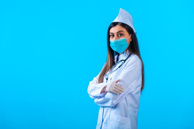 Femme médecin en masque se fait passer pour une professionnelle.