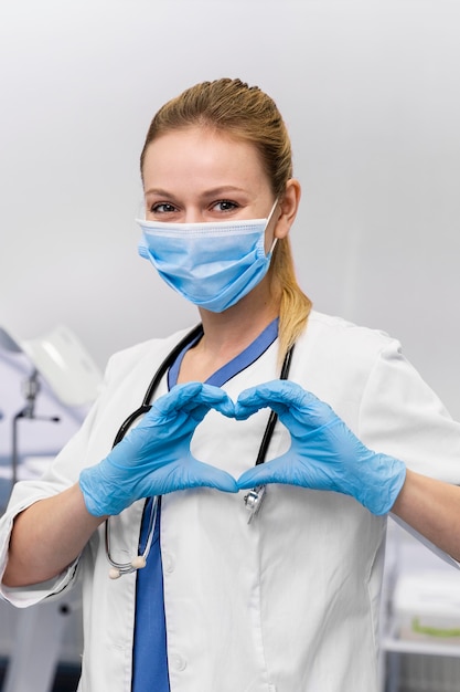 Femme médecin avec masque