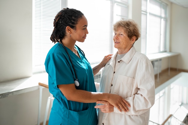 Femme médecin noire faisant son travail