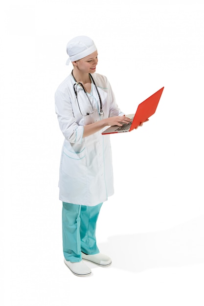 Femme médecin avec ordinateur portable isolé. Concept de santé