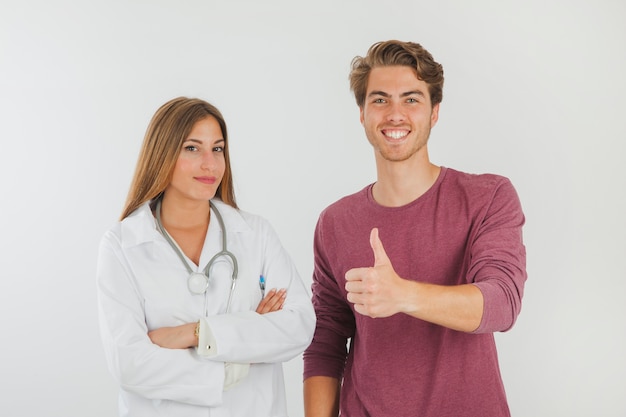 Femme médecin avec patient faisant un geste correct