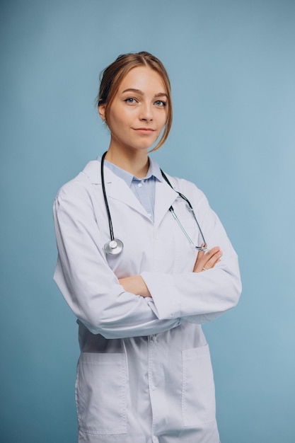 Femme Médecin Portant Une Blouse De Laboratoire Avec Stéthoscope Isolé Photo Premium
