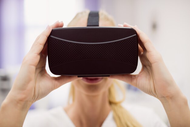 Photo gratuite femme médecin portant un casque de réalité virtuelle