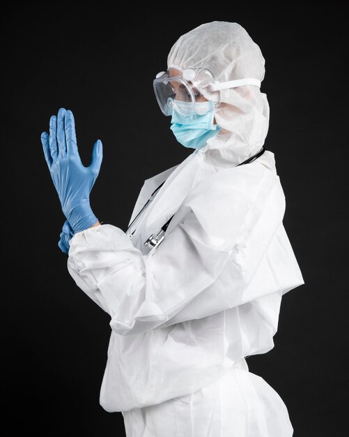 Femme médecin portant un équipement médical pandémique