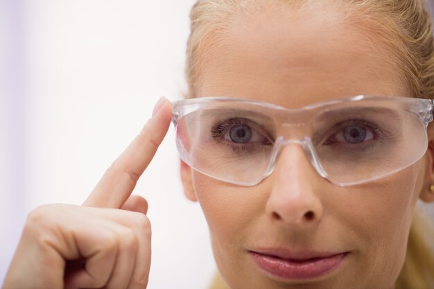 Femme médecin portant des lunettes de protection en clinique