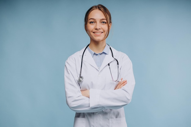 Une femme médecin portant un manteau de laboratoire avec un stéthoscope isolé