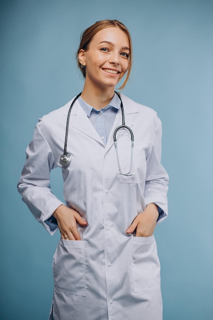 Femme médecin portant une robe de laboratoire avec stéthoscope isolé