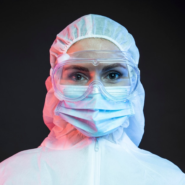 Femme médecin portant des vêtements médicaux de protection