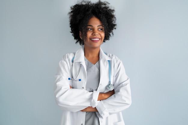 femme médecin, porter, manteau blanc, vue frontale