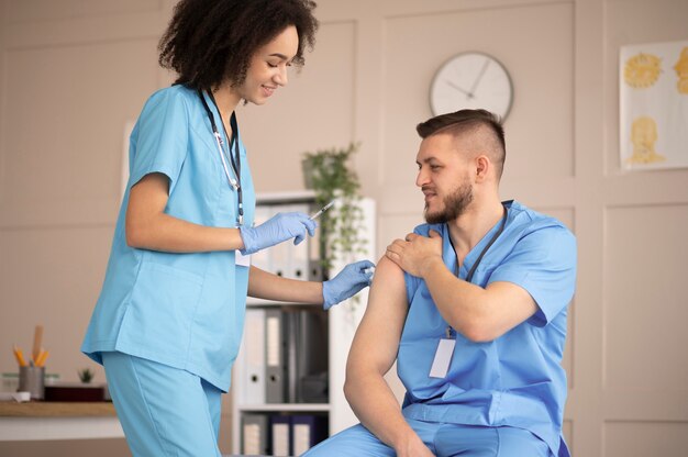 Femme médecin prépare la vaccination pour son collègue