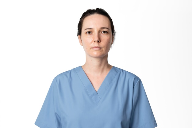 Femme médecin en robe bleue portrait