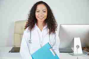 Photo gratuite femme médecin à son bureau