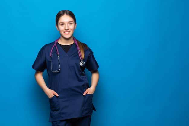 Femme médecin souriante sur bleu