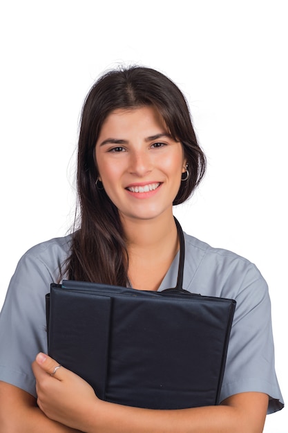 Femme médecin avec stéthoscope et dossiers.