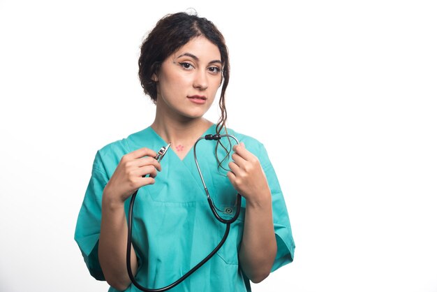 Femme médecin avec stéthoscope sur fond blanc