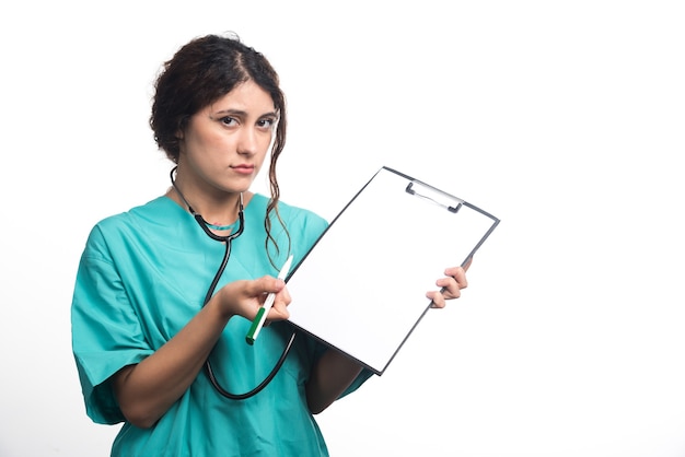 Femme médecin avec stéthoscope sur fond blanc