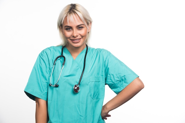 Photo gratuite femme médecin avec stéthoscope souriant sur une surface blanche