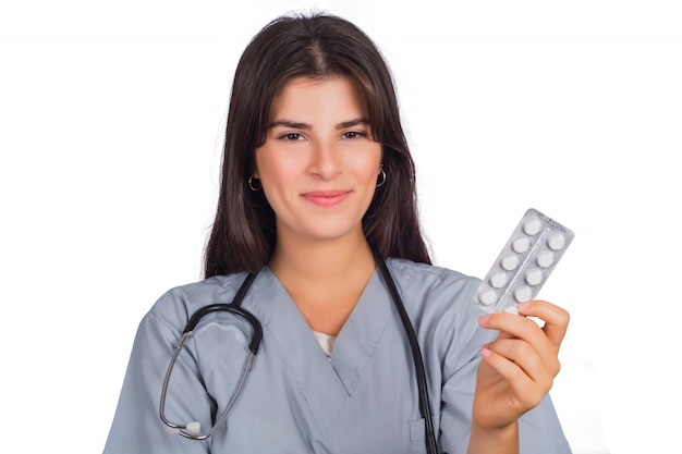 Photo gratuite femme médecin avec stéthoscope et tenant des pilules.