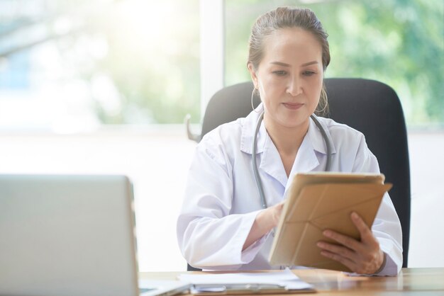 Femme médecin avec tablette numérique