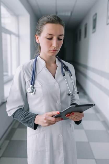 Femme médecin avec tablette numérique