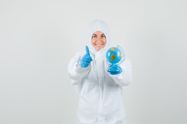 Femme médecin tenant le globe terrestre