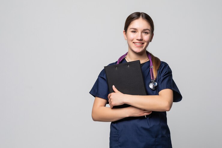 Photo gratuit femme médecin tenant un presse-papiers - isolé sur fond blanc
