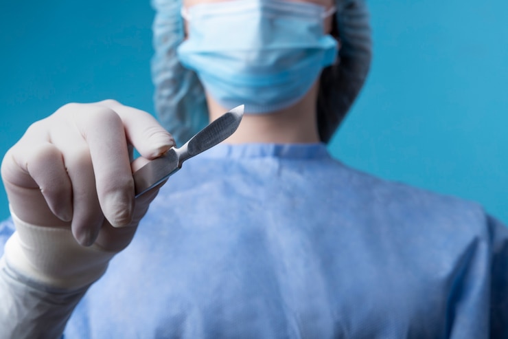 Photo gratuit femme médecin tenant un scalpel médical métallique