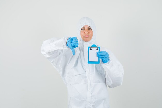 Femme médecin en tenue de protection