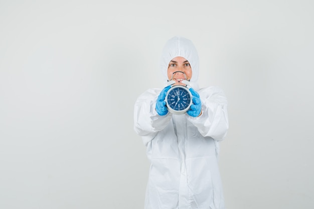 Femme médecin en tenue de protection