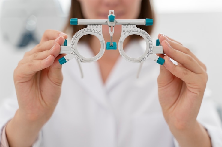 Photo gratuit femme médecin travaillant dans sa clinique d'ophtalmologie