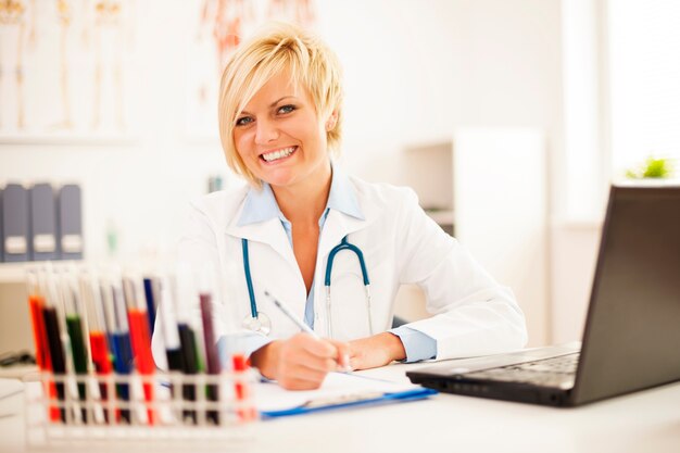 Femme médecin travaillant dur dans son bureau