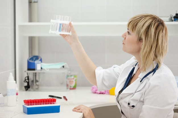 Femme médecin avec tube à essai