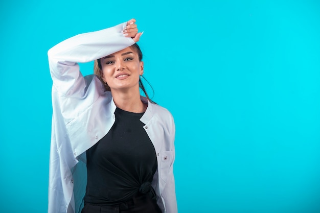 Une femme médecin en uniforme blanc se sent fatiguée.