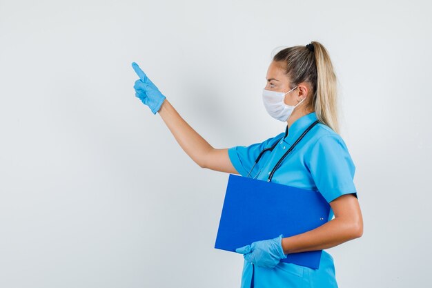 Femme médecin en uniforme bleu