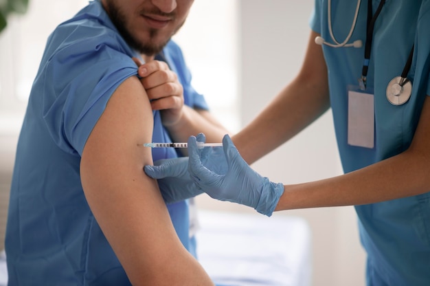 Photo gratuite femme médecin vaccinant son collègue