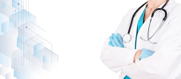 Femme médecin en vêtements médicaux avec un stéthoscope sur fond blanc médical. vue de côté. bannière de soins de santé. espace de copie.
