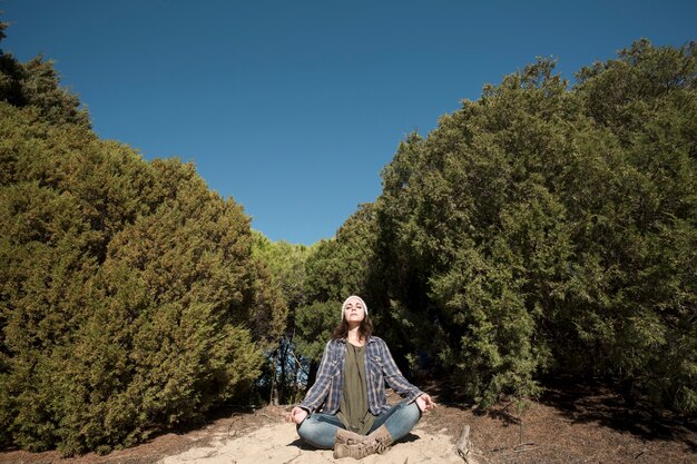 Femme méditant dans la nature