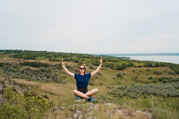 Femme méditant se détendre seule. Voyagez sainement avec de beaux paysages